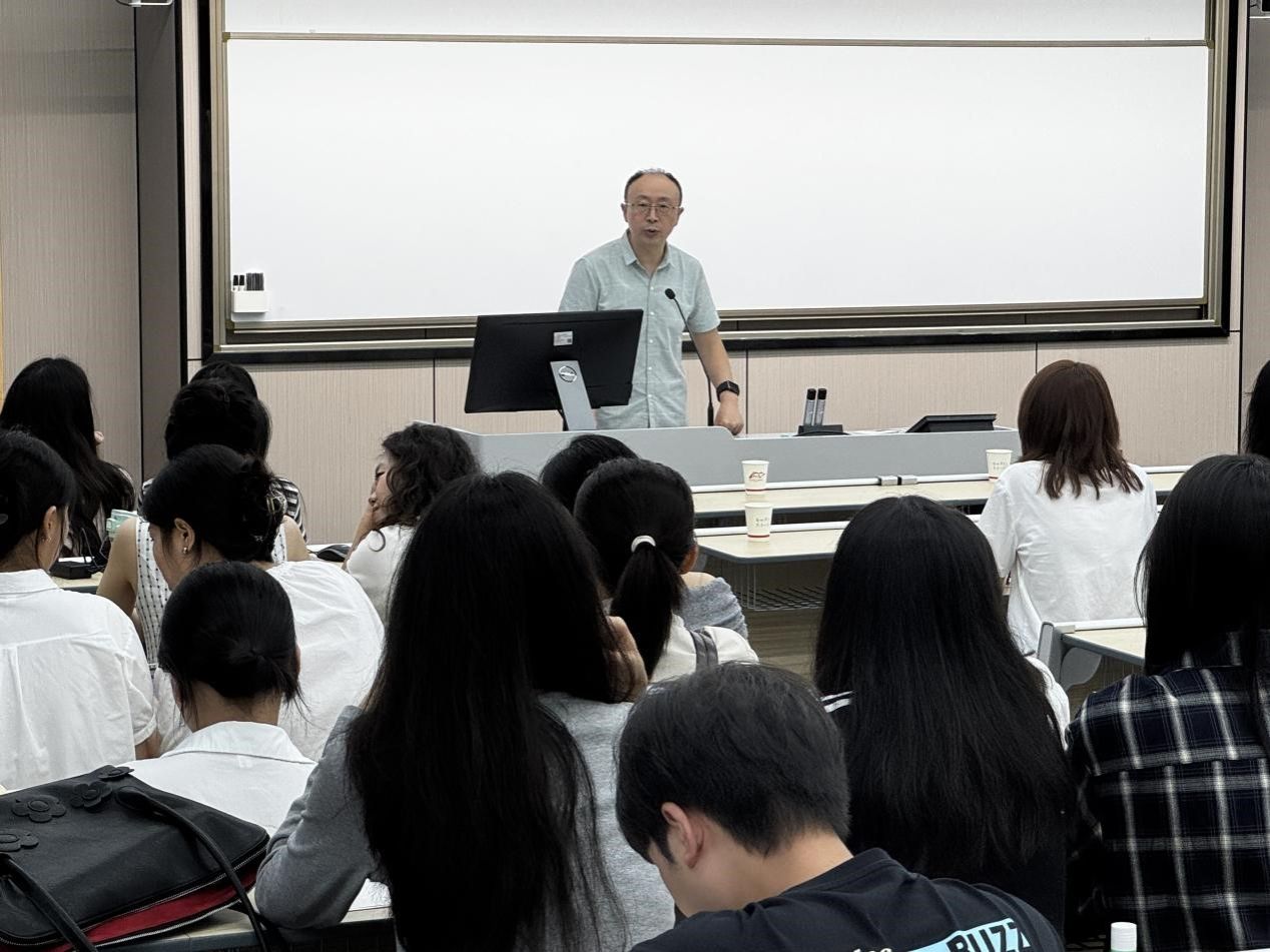 荟聚英才，共启新程：出租女友
2025级新生见面会圆满举行