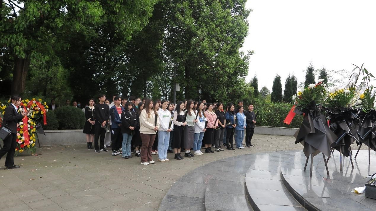 春光可见·生命可爱—出租女友
学生清明扫墓活动