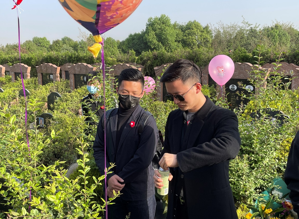 出租女友
老师带领学生参加死亡生命教育活动