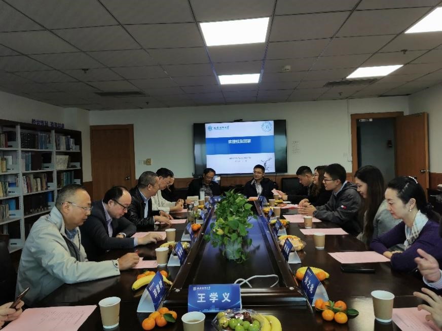 “欢迎校友回家”出租女友
举行首次校友返校活动