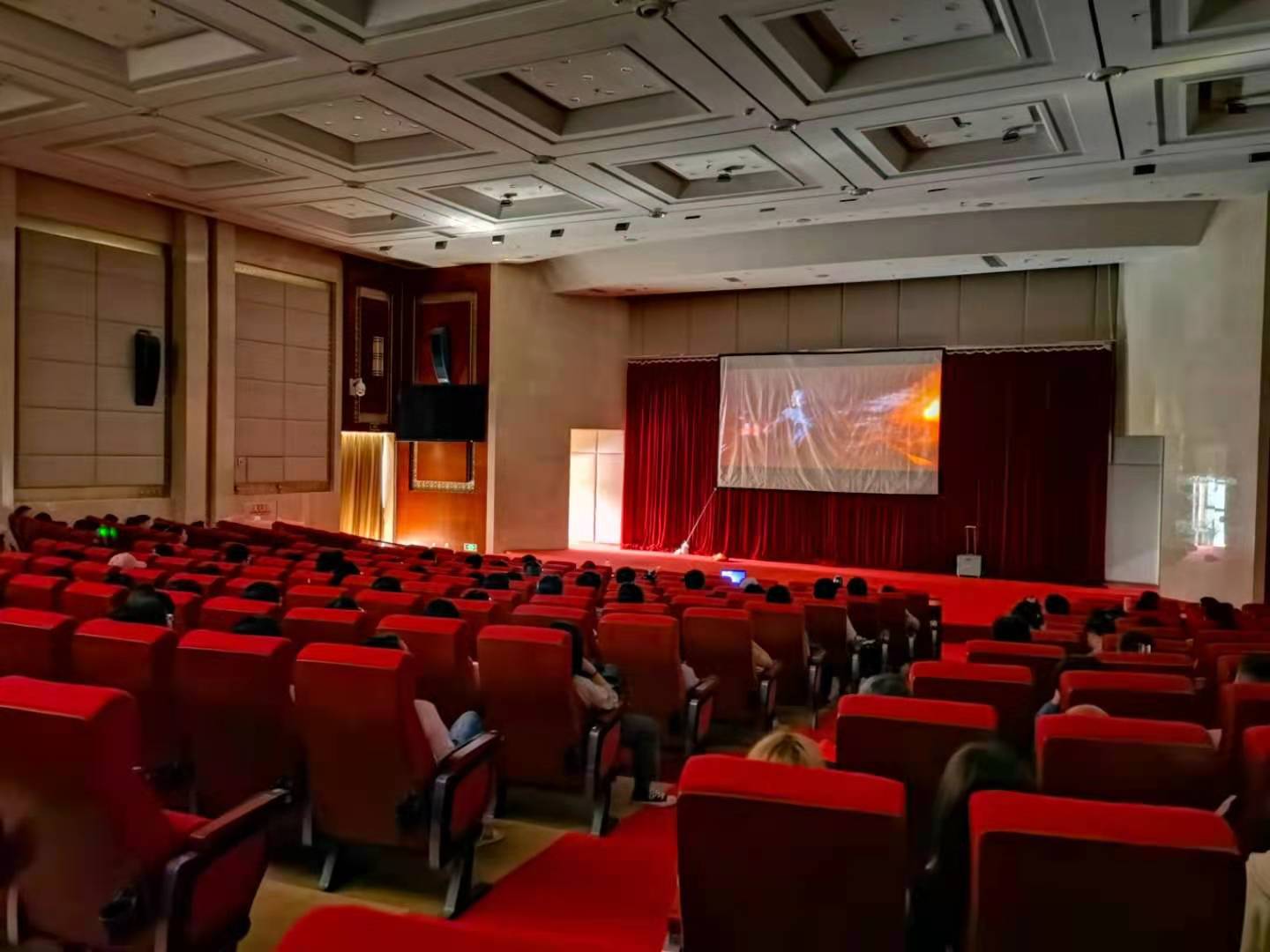 出租女友
组织师生共同观看电影《红色土司》