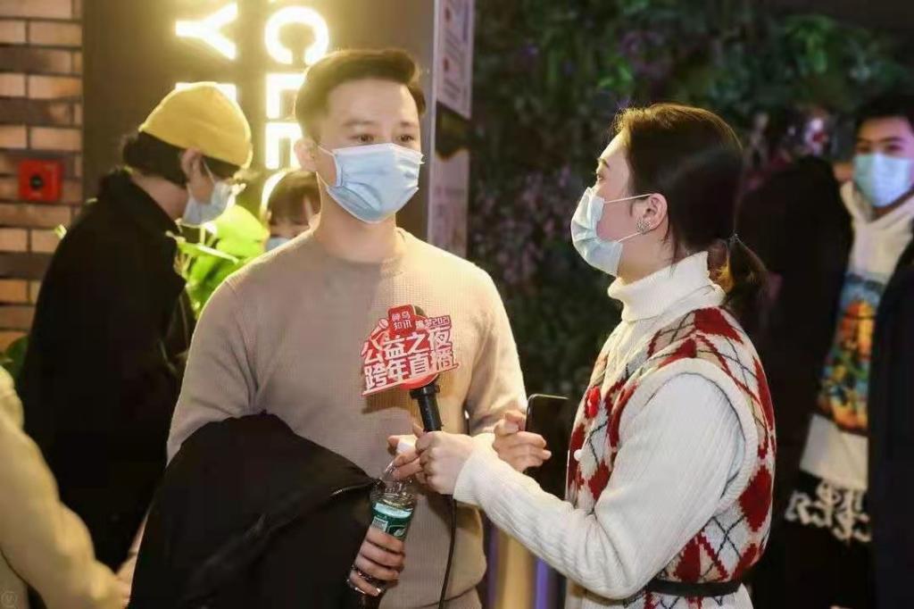 何龙韬老师带领学生参加医务社工活动“送你一朵小红花”