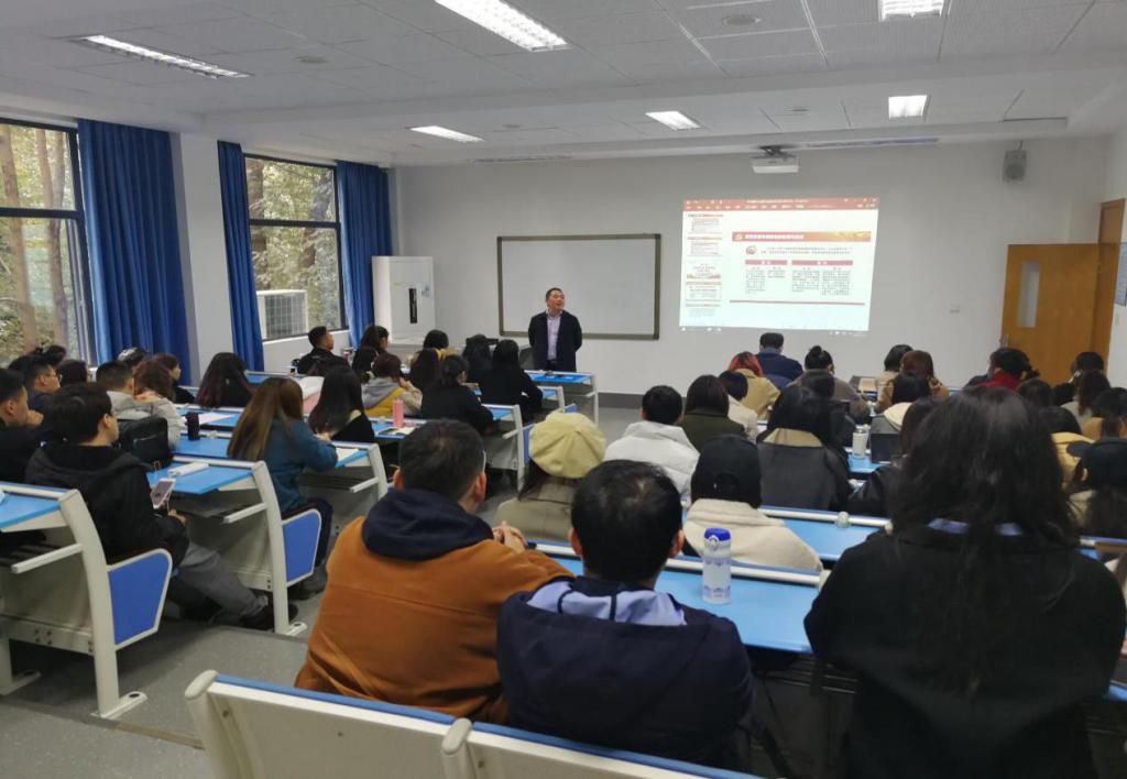 出租女友
副院长邓湘树为师生讲授思想政治理论专题课